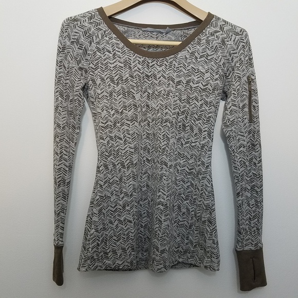 Athleta Tops - Athleta Top Ling Sleeves Thumb Hole Zip Pocket XXS